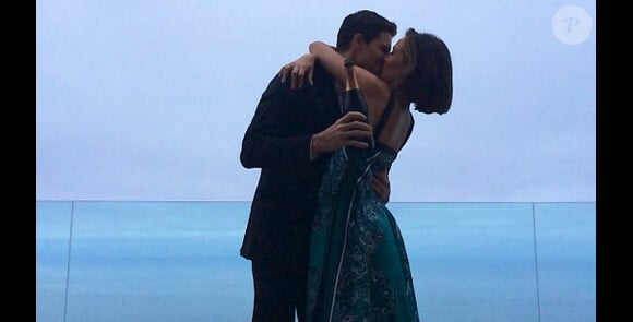 Robbie Amell a demandé sa compagne Italia Ricci en mariage et a publié la photo sur son profil Instagram, le 20 août 2014.