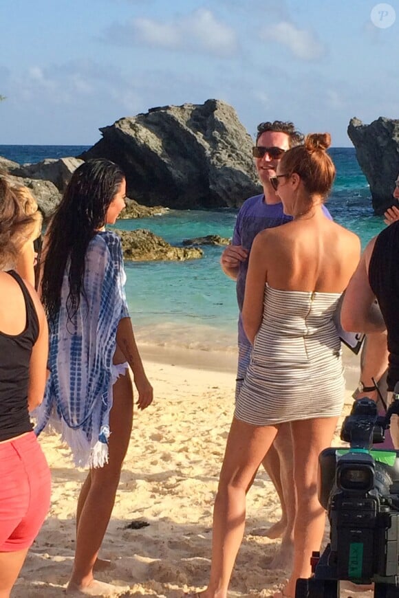 Tulisa Contostavlos et des membres de l'équipe sur une plage des Bermudes, à Southampton, le 21 août 2014. De très difficiles conditions de tournage pour son retour dans le X Factor britannique.