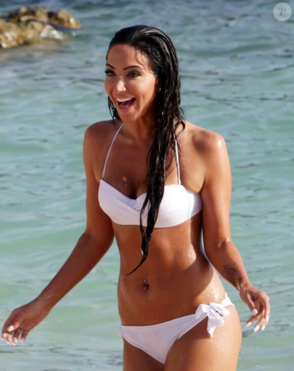 Tulisa Contostavlos en bikini sur une plage des Bermudes, à Southampton, le 21 août 2014. De très difficiles conditions de tournage pour son retour dans le X Factor britannique.