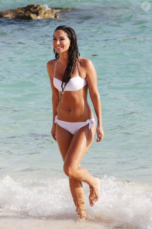 Tulisa Contostavlos en bikini sur une plage des Bermudes, à Southampton, le 21 août 2014. De très difficiles conditions de tournage pour son retour dans le X Factor britannique.