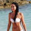 Tulisa Contostavlos en bikini sur une plage des Bermudes, à Southampton, le 21 août 2014. De très difficiles conditions de tournage pour son retour dans le X Factor britannique.