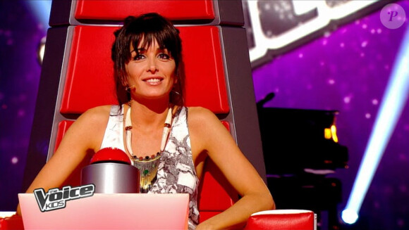 Jenifer dans son fauteuil dans The Voice Kids sur TF1. Episode 1 diffusé le samedi 23 août 2014 sur TF1.
