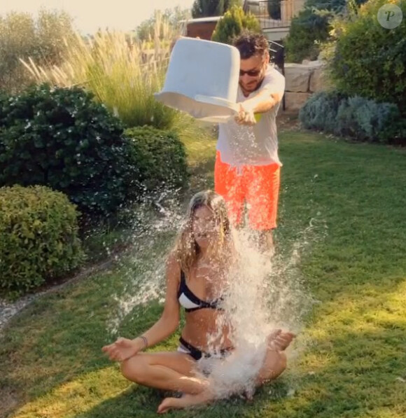 Isabelle Funaro, arrosée par Michael Youn pour l'Ice Bucket Challenge.