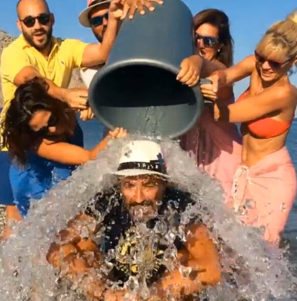Nikos Aliagas, défié au Ice Bucket Challenge, accepte le challenge.