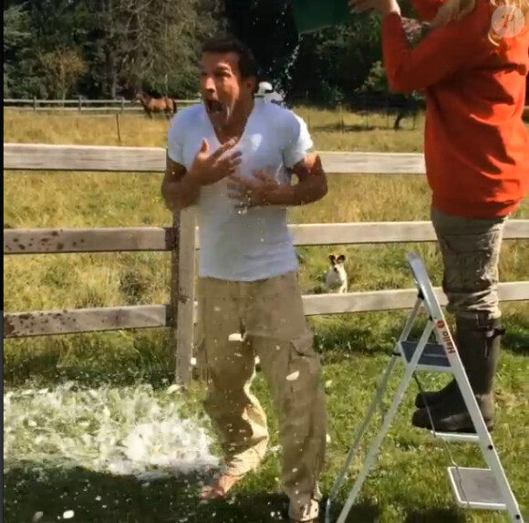 Benjamin Castaldi, défié au Ice Bucket Challenge, accepte le challenge.