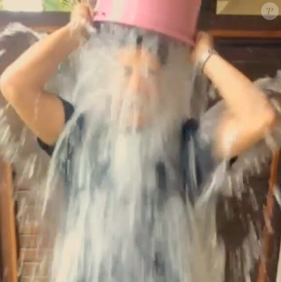 Malik Bentalha, défié au Ice Bucket Challenge, accepte le challenge.