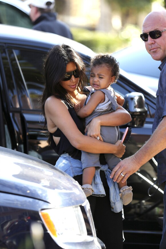 Kim Kardashian, sa fille North en pleurs, sa mère Kris Jenner, sa soeur Kourtney (enceinte) et ses enfants Mason et Penelope visitent le zoo de San Diego. Le 22 août 2014.