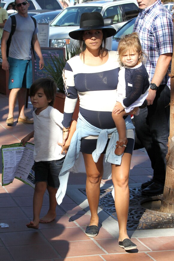 Kourtney Kardashian (enceinte) et ses enfants Mason et Penelope visitent le zoo de San Diego. Le 22 août 2014.
