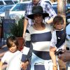 Kim Kardashian, sa fille North, sa mère Kris Jenner, sa soeur Kourtney (enceinte) et ses enfants Mason et Penelope visitent le zoo de San Diego. Le 22 août 2014.