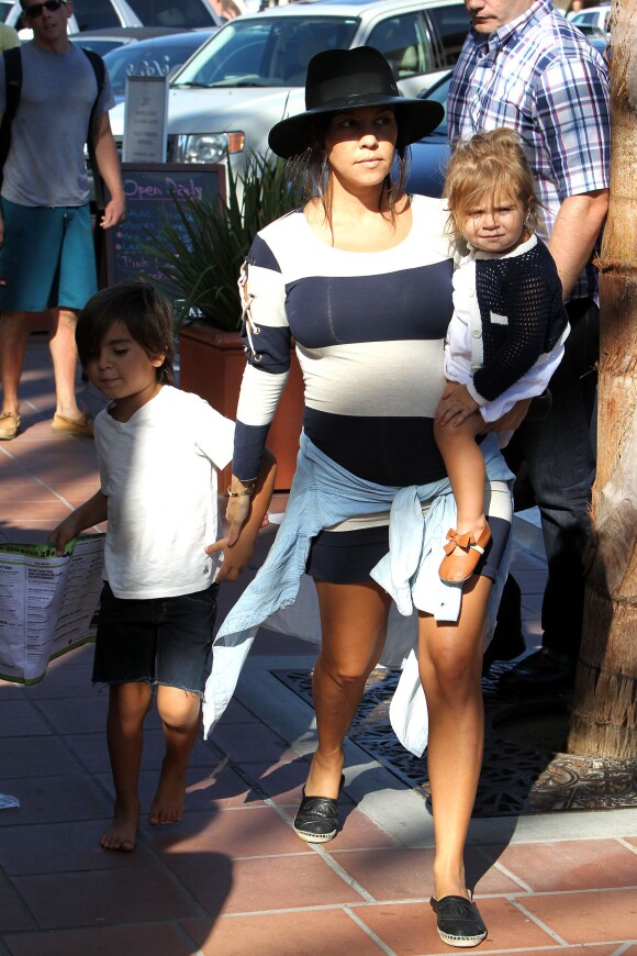 Kourtney (enceinte) et ses enfants Mason et Penelope visitent le zoo de San Diego. Le 22 août 2014.