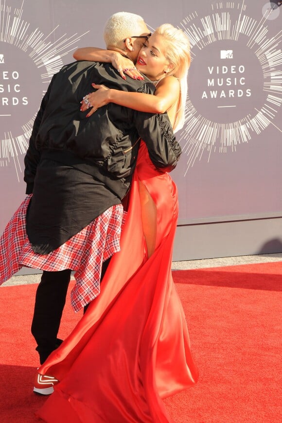 Chris Brown et Rita Ora arrivent au Forum pour assister aux MTV Video Music Awards 2014. Inglewood, Los Angeles, le 24 août 2014.