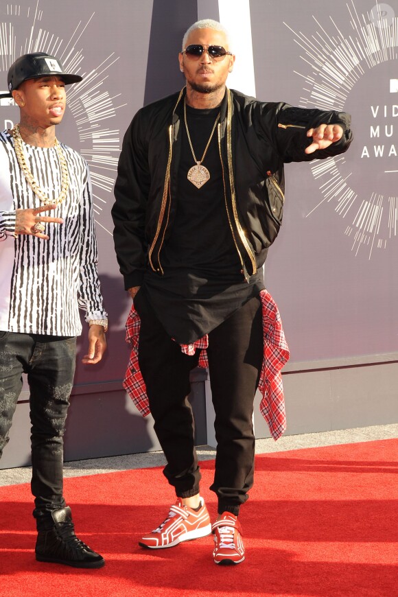 Tyga et Chris Brown arrivent au Forum pour assister aux MTV Video Music Awards 2014. Inglewood, Los Angeles, le 24 août 2014.