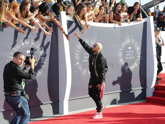 Chris Brown arrive sur le tapis rouge du Forum pour assister aux MTV Video Music Awards 2014. Inglewood, Los Angeles, le 24 août 2014.