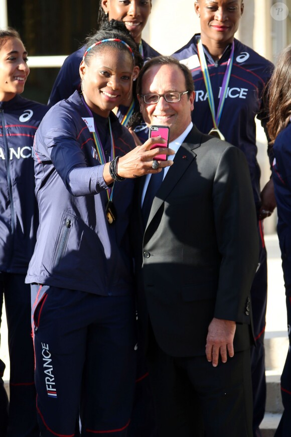 Muriel Hurtis, médaille d'or Relais 4X400m et François Hollande à l'Elysée le 18 août 2014.