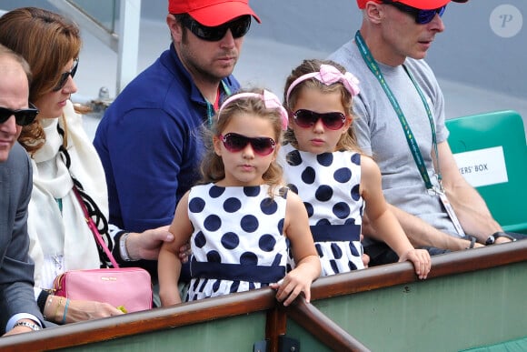Charlene et Myla, les filles de Roger Federer lors du match de leur père au premier jour de Roland-Garros, le 25 mai 2014 à Paris