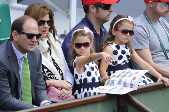 Charlene et Myla, les filles de Roger Federer lors du match de leur père au premier jour de Roland-Garros avec leur maman Mirka, le 25 mai 2014 à Paris