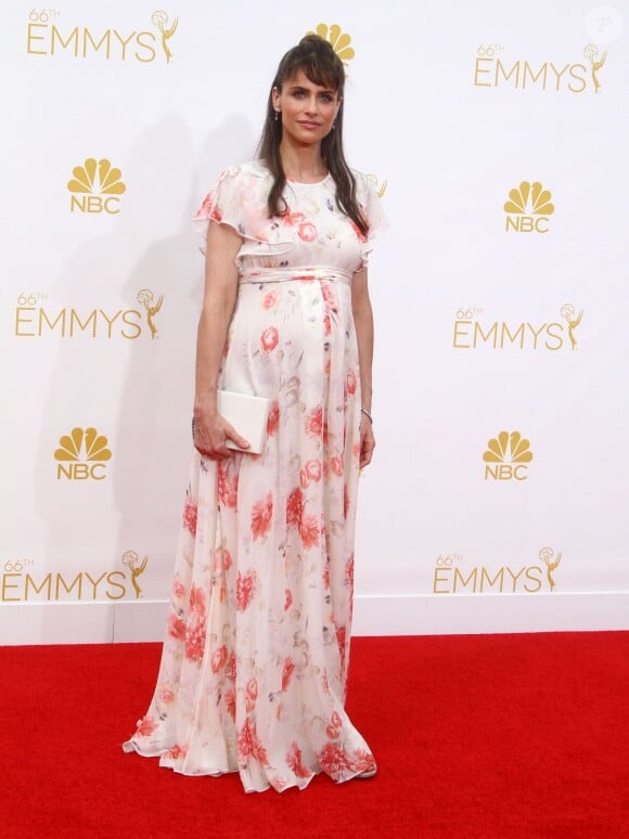 La jolie Amanda Peet, enceinte de son 3e enfant, pose lors de la 66e cérémonie des Emmy Awards au Nokia Theatre à Los Angeles, le 25 août 2014.