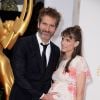 David Benioff et sa femme Amanda Peet, enceinte de son 3e enfant, posent lors de la 66e cérémonie des Emmy Awards au Nokia Theatre à Los Angeles, le 25 août 2014.