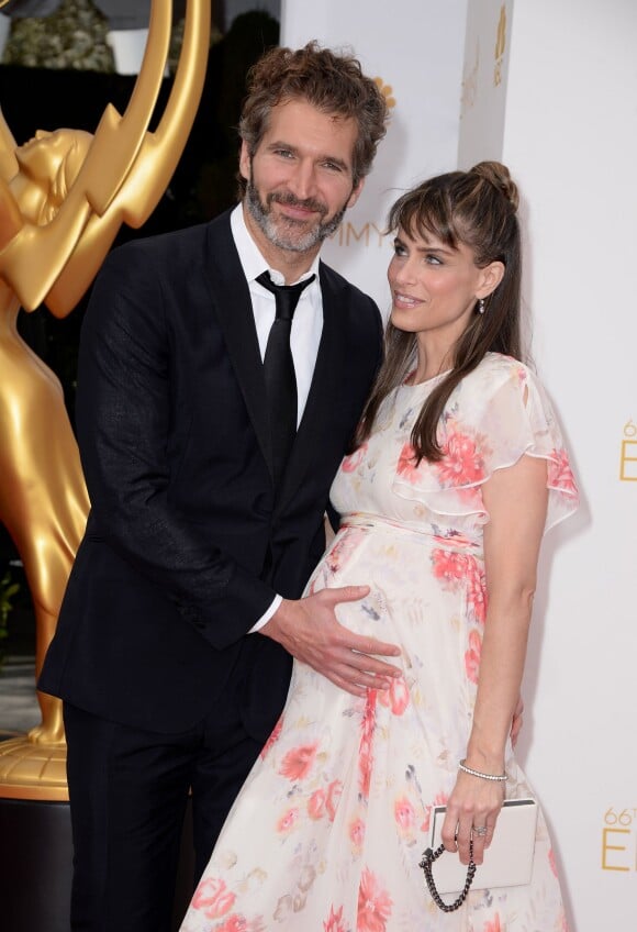 David Benioff et sa femme Amanda Peet, enceinte de son 3e enfant, posent lors de la 66e cérémonie des Emmy Awards au Nokia Theatre à Los Angeles, le 25 août 2014.