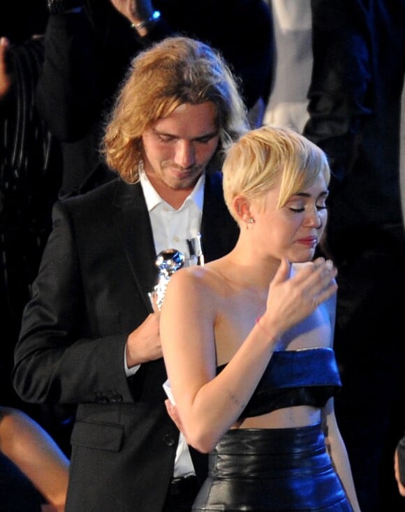 Miley Cyrus et son ami SDF Jesse Helt, lors de la cérémonie des MTV Video Music Awards au Forum de Los Angeles, le 24 août 2014.