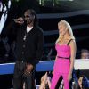 Snoop Dogg et Gwen Stefani remettent à Katy Perry et Juicy J le prix de meilleur clip féminin lors des MTV Video Music Awards. Los Angeles, le 24 août 2014.