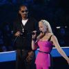 Snoop Dogg et Gwen Stefani remettent à Katy Perry et Juicy J le prix de meilleur clip féminin lors des MTV Video Music Awards. Los Angeles, le 24 août 2014.