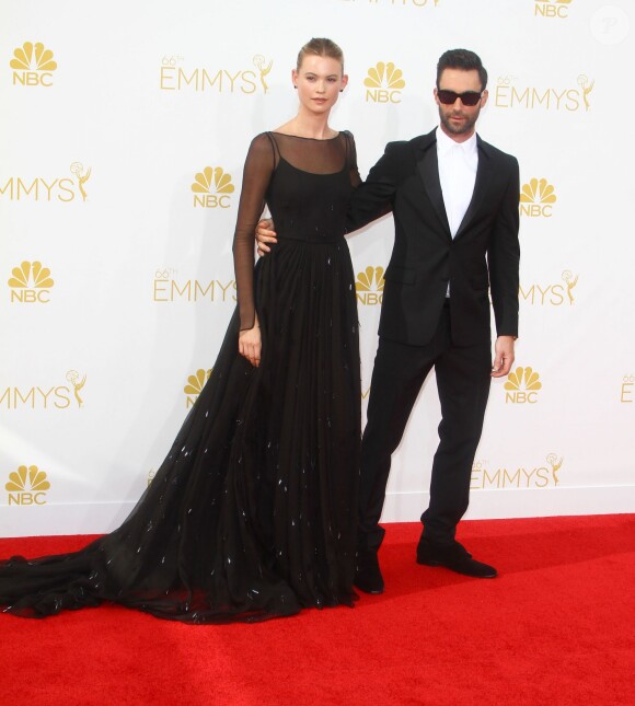 Adam Levine et sa femme Behati Prinsloo assistent aux Emmy Awards 2014 au Nokia Theater. Los Angeles, le 25 août 2014.