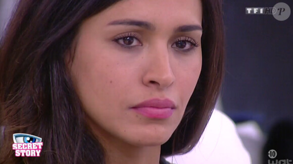 Leïla est choquée par les propos de Sacha. Elle ne le reconnaît pas - "Secret Story 8" sur TF1. Episode du 26 août 2014.