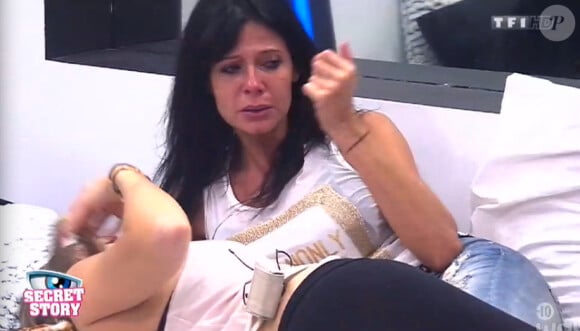 Nathalie en larmes à cause de Vivian - "Secret Story 8" sur TF1. Episode du 26 août 2014.
