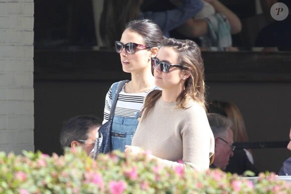 Jordana Brewster et Isabella Brewster, dans les rues de Beverly Hills à Los Angeles, le 24 février 2014