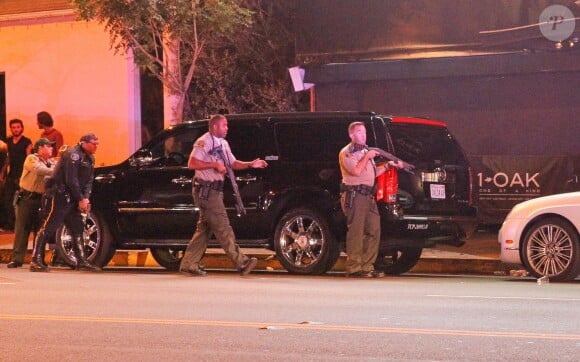 La police à l'entrée du 1OAK lors de la soirée de Chris Brown, interrompue par plusieurs coups de feu. West Hollywood, Los Angeles, le 24 août 2014.