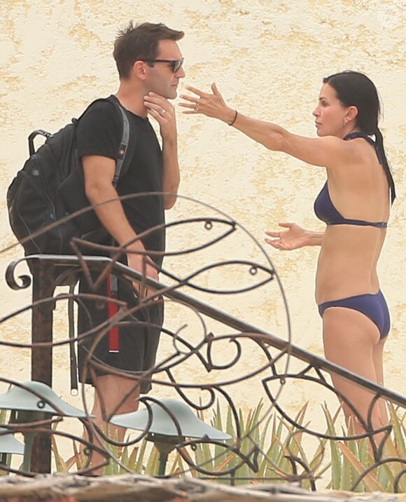 Exclusif - Courteney Cox et son fiancé Johnny McDaid lors de leurs vacances à Cabo San Lucas au Mexique, le 23 août 2014.