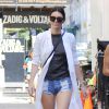 Kendall Jenner se promène dans le quartier de SoHo à New York, habillée d'une maxi-robe blanche Stone Cold Fox, d'un haut gris, d'un mini-short en jean, d'un sac Céline porté en bandoulière et de bottines Balenciaga. Le 28 août 2014.