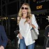 Rosie Huntington-Whiteley arrive à l'aéroport de LAX à Los Angeles, habillée d'un blazer, d'un sac (modèle Clare) et de sandales Chloé, et d'un t-shirt et d'un jean Paige. Le 22 août 2014.