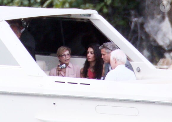 George Clooney sur le lac de Côme le 5 juillet 2014 avec Como avec Amal Alamuddin et ses parents Nick Clooney et Nina Bruce.