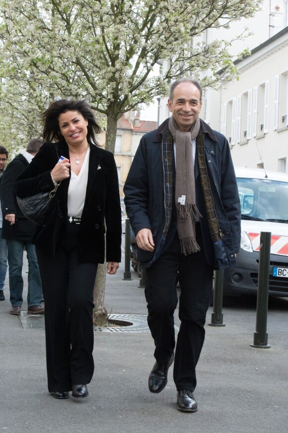 Jean-François Copé et son épouse Nadia lors du premier tour des élections municipales à Meaux, le 23 mars 2014