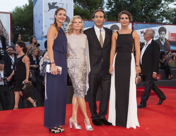 Alexandre Desplat avec sa femme Dominique et ses filles à la première du film "3 Coeurs" lors du 71e festival international du film de Venise, le 30 août 2014.