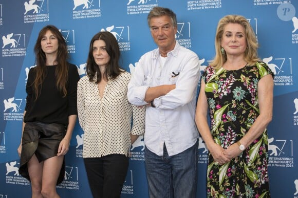 Charlotte Gainsbourg, Chiara Mastroianni, Benoit Jacquot, Catherine Deneuve lors du photocall pour le du film "3 Coeurs" au 71e festival international du film de Venise, le 30 août 2014.