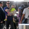 Exclusif - Megan Fox et son mari Brian Austin Green prennent un vol à l'aéroport de Los Angeles avec leurs fils Noah et Bodhi, le 24 août 2014.