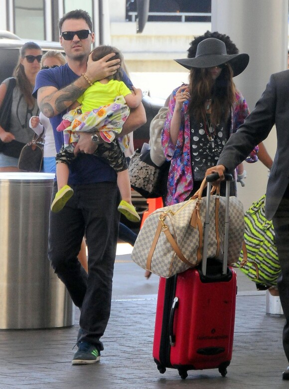 Exclusif - Megan Fox et son mari Brian Austin Green prennent un vol à l'aéroport de Los Angeles avec leurs fils Noah et Bodhi, le 24 août 2014.