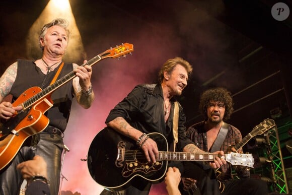 Exclusif - Le guitariste Brian Setzer (Stray Cats) et Yarol Poupaud avec Johnny Hallyday en concert au Théâtre de Paris pour son anniversairelors du Born Rocker Tour le 15 juin 2013