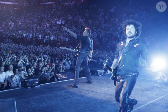 Exclusif - Yarol Poupaud avec Johnny Hallyday en concert au POPB de Bercy à Paris en juin 2013