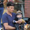 Josh Duhamel et sa femme Fergie avec leur fils Axl dans les rues de Brentwood, le 30 août 2014.