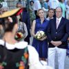 La princesse Charlene de Monaco, enceinte de six mois, et le prince Albert II de Monaco ont été accueillis par un groupe de danseuses folkloriques le 1er septembre 2014 lors de leur participation au traditionnel pique-nique des Monégasques, organisé au parc Princesse-Antoinette par la mairie.