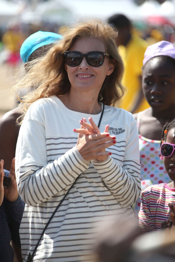 Valérie Trierweiler participe aux activités avec les enfants sur la plage de Ouistreham lors de la "Journée des oubliés des vacances" organisé par le Secours populaire, le 20 août 2014.