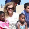  L'ancienne première dame Valérie Trierweiler participe aux activités avec les enfants sur la plage de Ouistreham lors de la "Journée des oubliés des vacances" organisé par le Secours populaire, le 20 août 2014. 