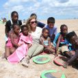  Valérie Trierweiler participe aux activités avec les enfants sur la plage de Ouistreham lors de la "Journée des oubliés des vacances" organisé par le Secours populaire, le 20 août 2014. 