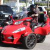 Justin Bieber s'amuse à conduire des Can-Am Spyder (motos à trois roues) avec un ami à Los Angeles, le 21 août 2014.