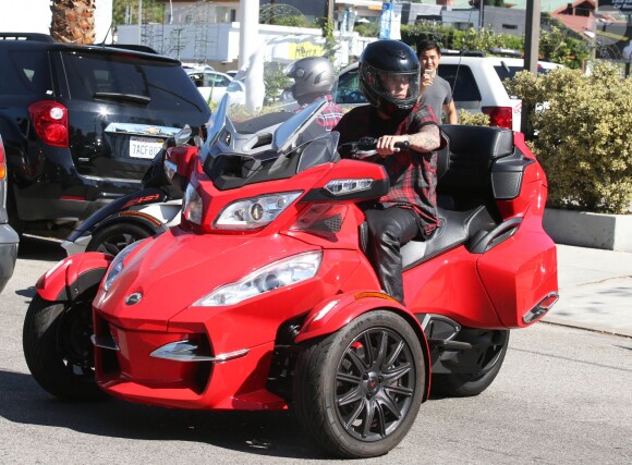 Justin Bieber s'amuse à conduire des Can-Am Spyder (motos à trois roues) avec un ami à Los Angeles, le 21 août 2014.