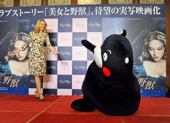 Léa Seydoux avec un "nouvel ami" fait la promotion du film "La Belle et la Bête lors d'une conférence de presse à Tokyo, le 4 septembre 2014.